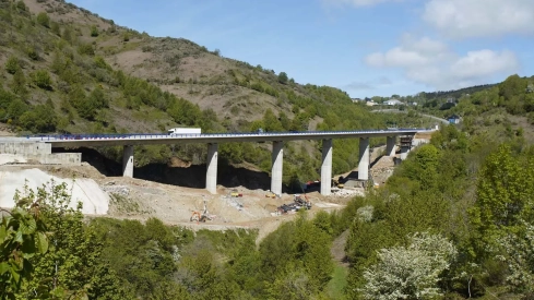 Obras de reconstrucción del viaducto O Castro, de la autovía A 6 en sentido A Coruña 