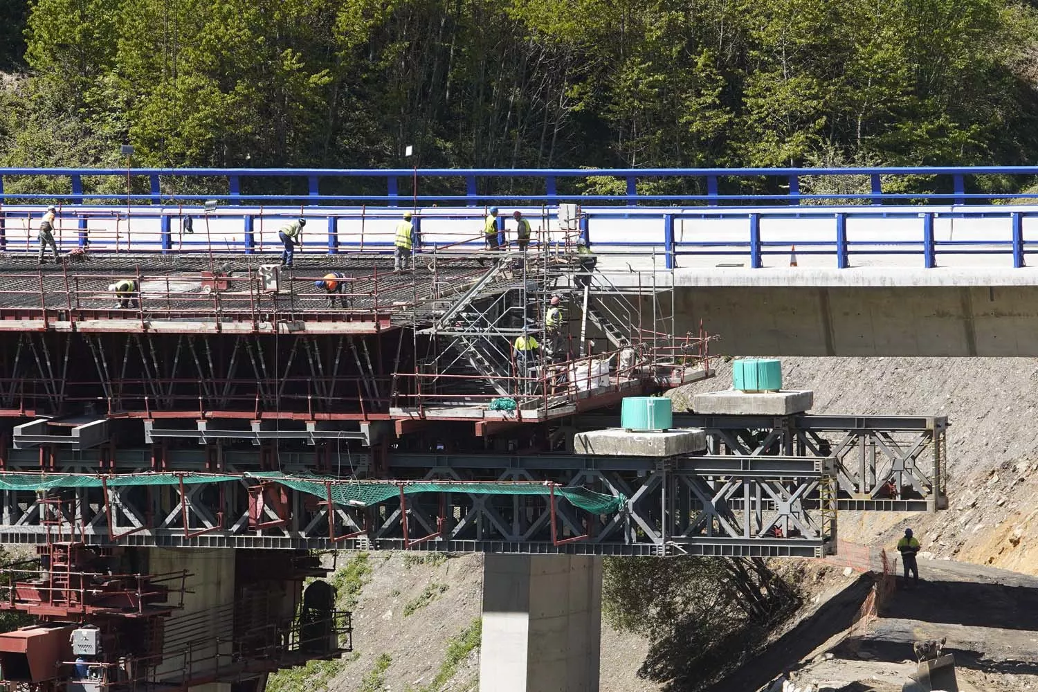 Obras de reconstrucción del viaducto O Castro, de la autovía A 6 en sentido A Coruña 