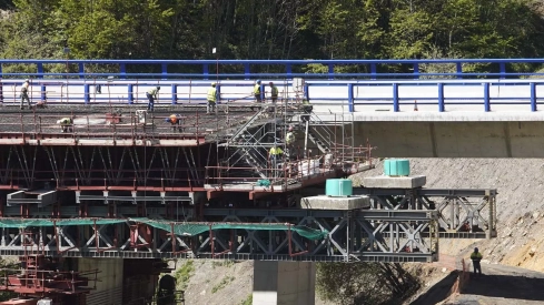 Obras de reconstrucción del viaducto O Castro, de la autovía A 6 en sentido A Coruña 