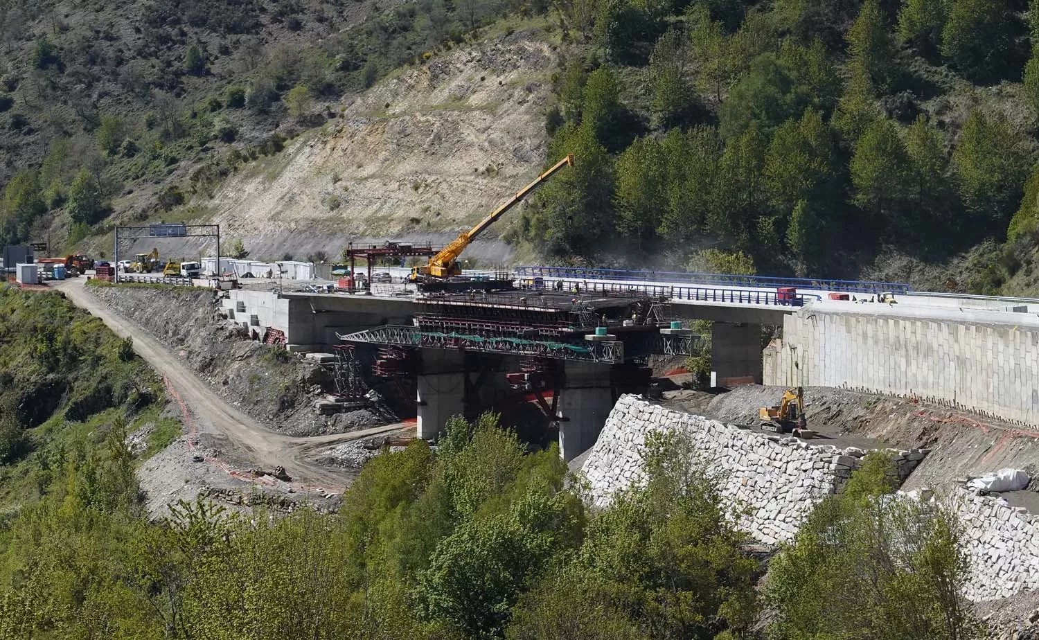 Obras de reconstrucción del viaducto O Castro, de la autovía A 6 en sentido A Coruña 