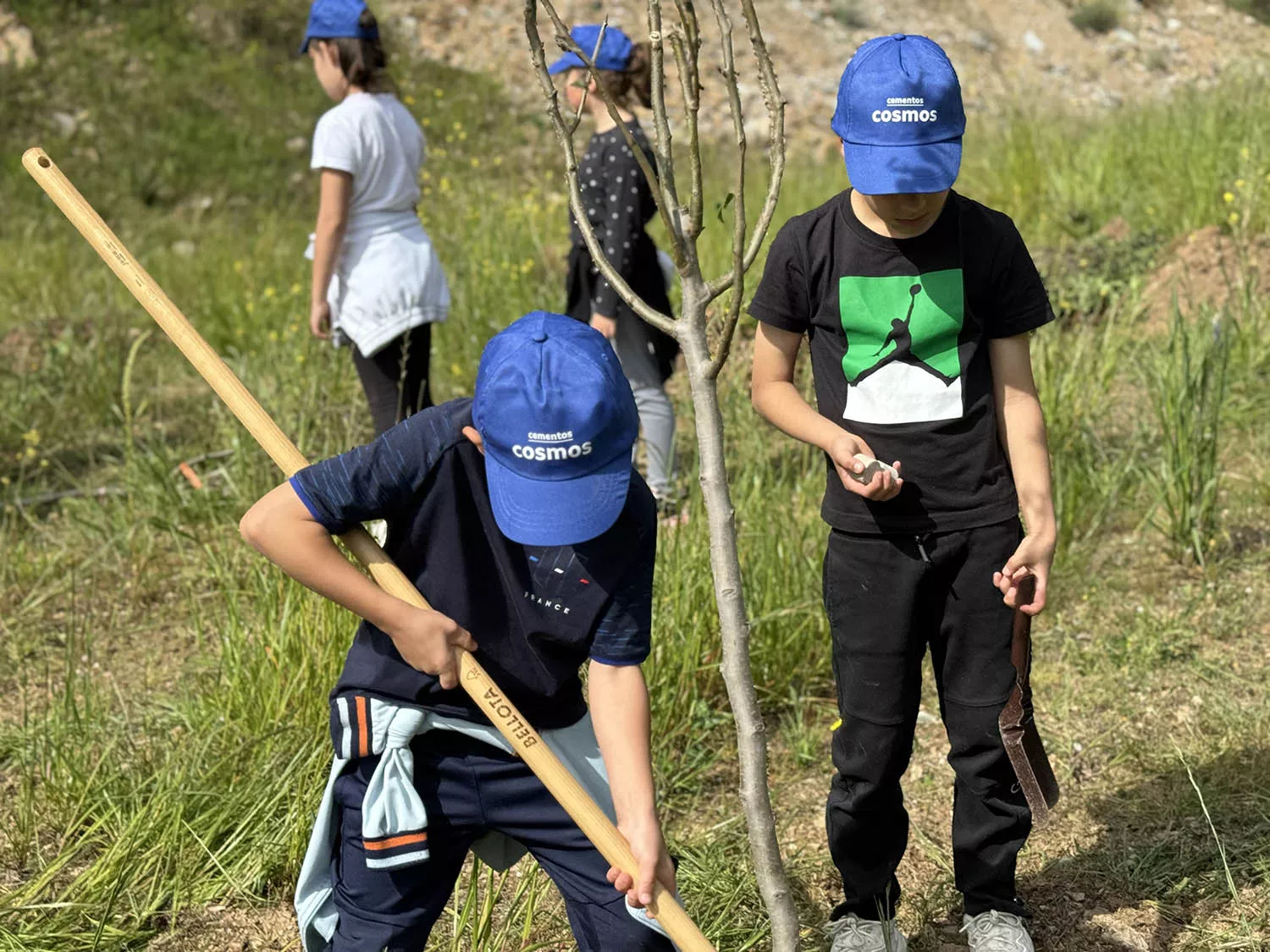 Cementos Cosmos planta 200 árboles frutales en su cantera de Toral de los Vados con la participación de escolares