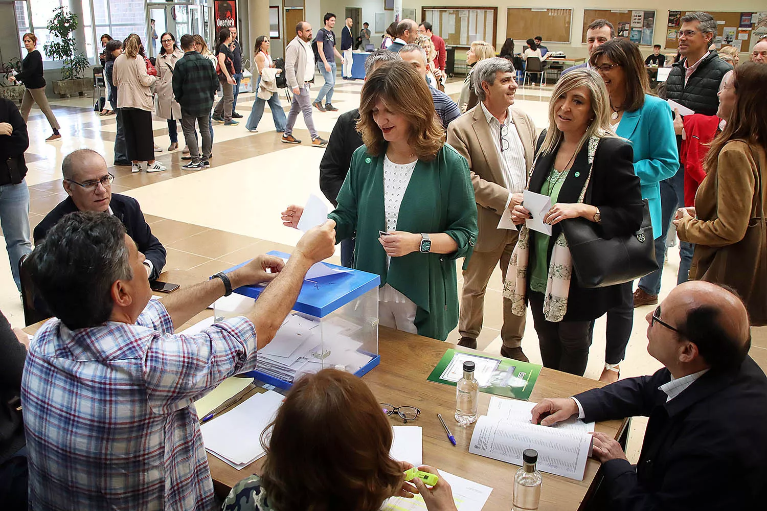 Nuria González Alonso deposita su voto en las elecciones a Rector de la ULE