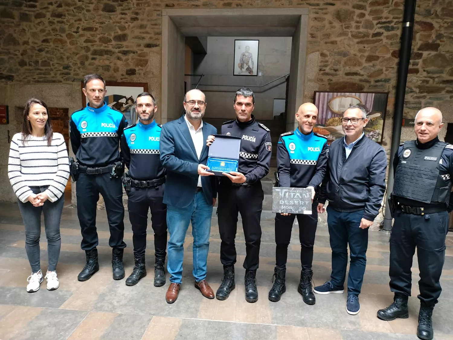 El alcalde, Marco Morala, junto a los agentes de la Policía Municipal de Ponferrada que participaron en la Škoda Titan Desert Morocco 2024