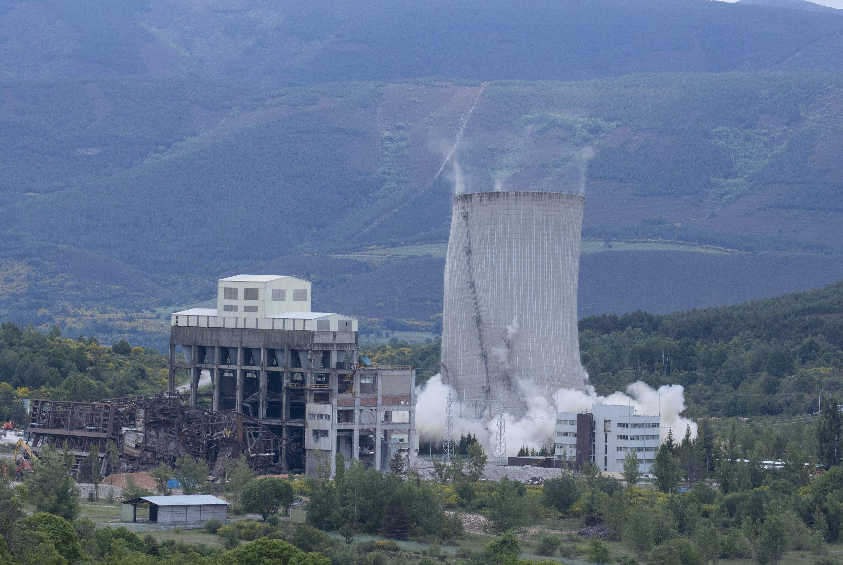 Voladura controlada de la torre de refrigeración de la central térmica de Anllares