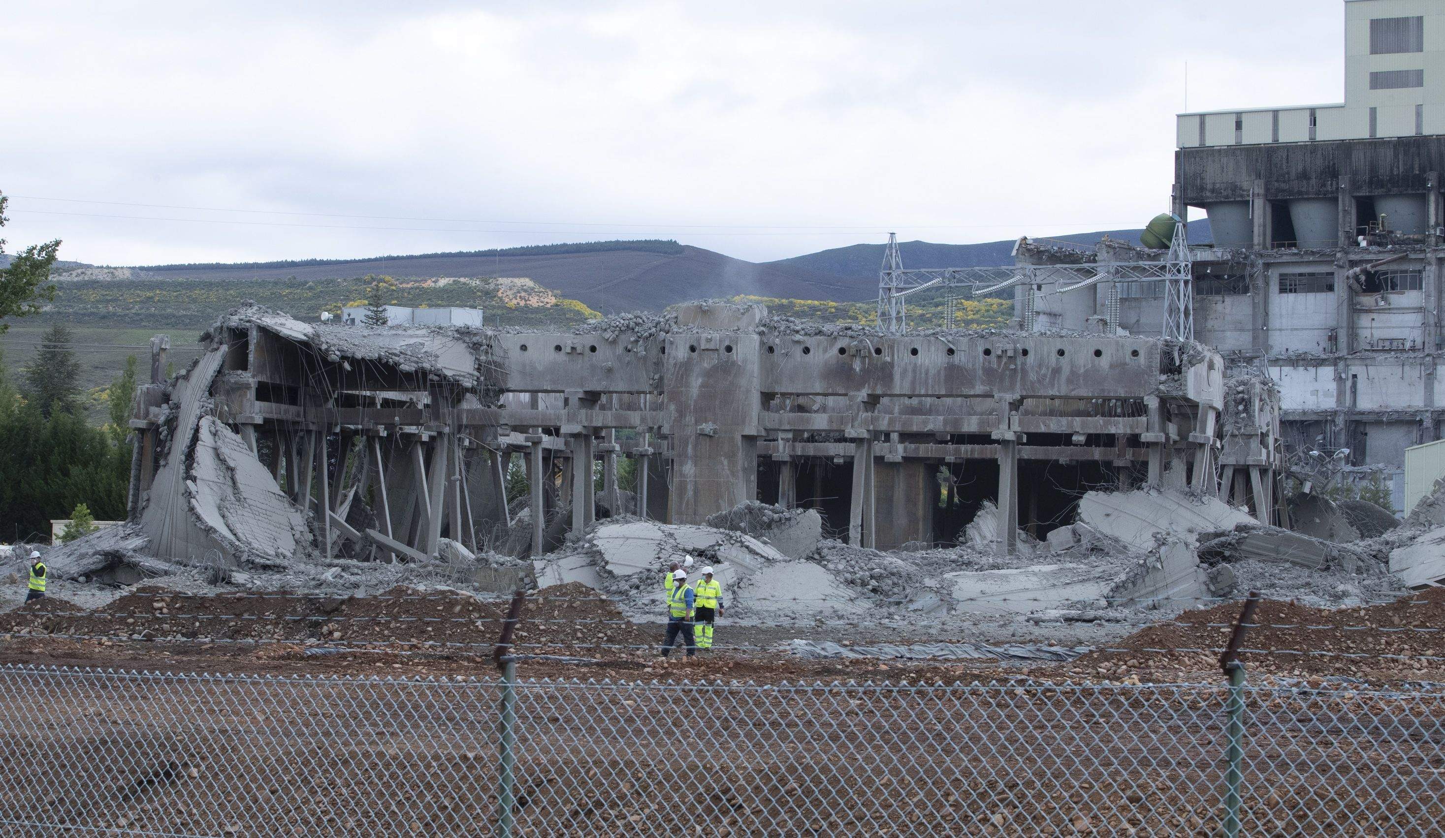 Voladura controlada de la torre de refrigeración de la central térmica de Anllares