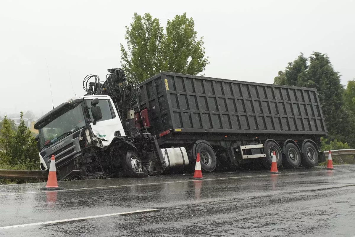 Cortado el tráfico en la N-VI entre Columbrianos y Fuentesnuevas por un accidente frontal entre un turismo y un camión | César Sánchez, ICAL