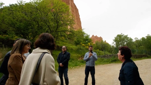 César Sánchez, ICAL. El secretario general del PSCyL, Luis Tudanca (2D), durante su visita por el Monumento Natural de Las Médulas