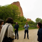 César Sánchez, ICAL. El secretario general del PSCyL, Luis Tudanca (2D), durante su visita por el Monumento Natural de Las Médulas