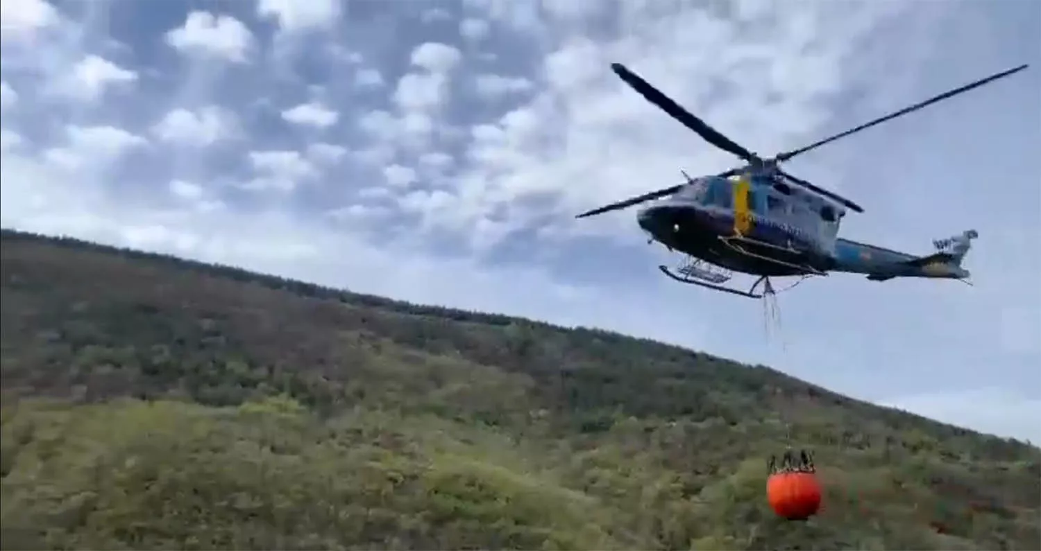 Medios aéreos trabajando en el incendio de Primout