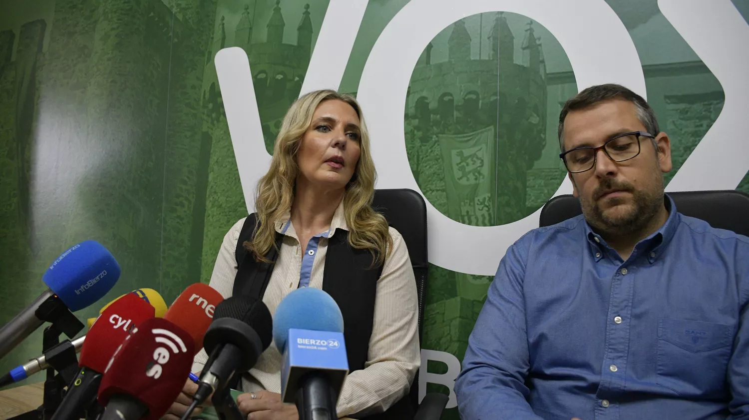 Los concejales de VOX en el Ayuntamiento de Ponferrada, Patricia González y Gerardo González, comparecen tras el no a la ordenanza de la Zona de Bajas Emisiones