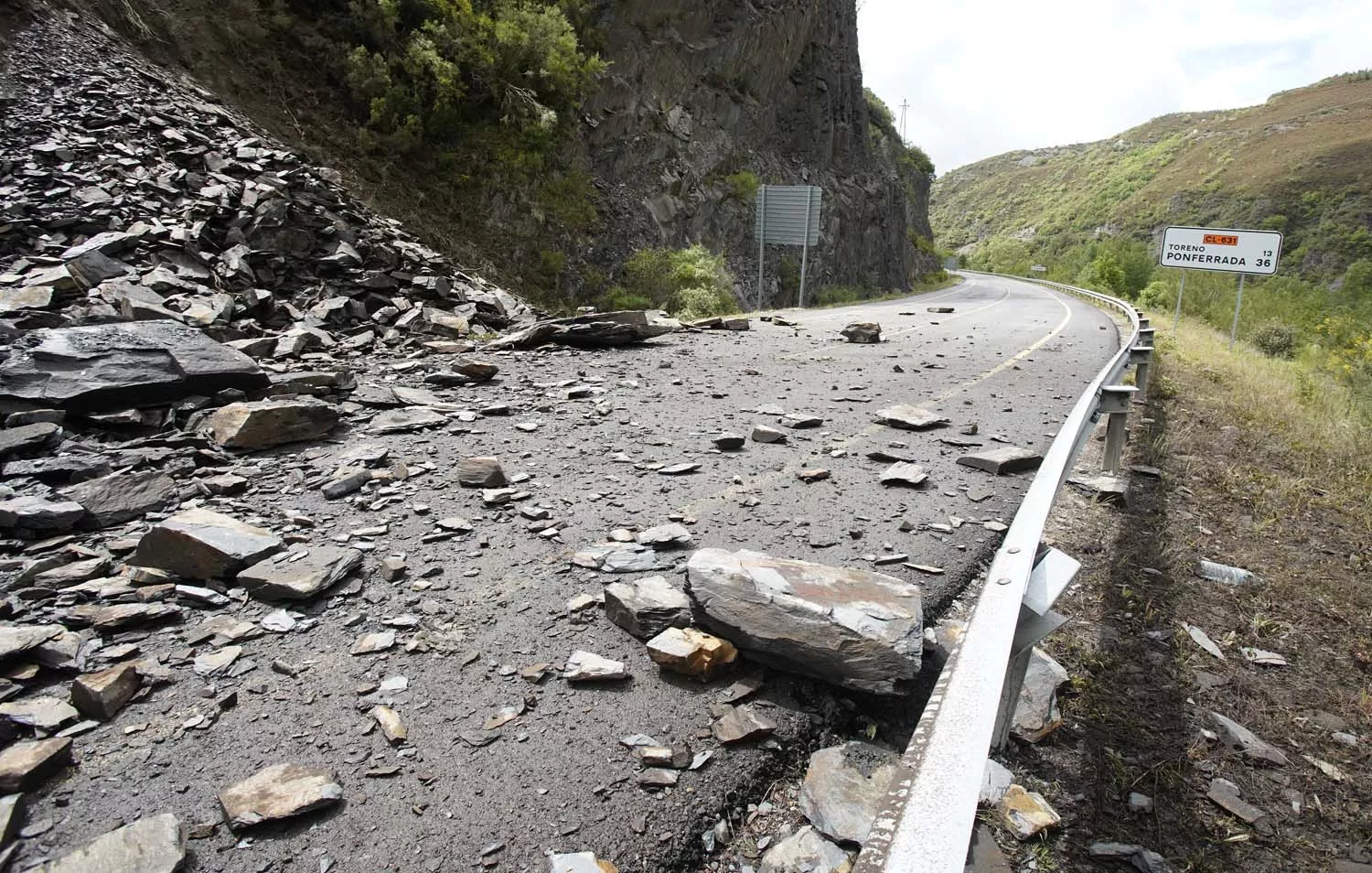 Desprendimiento de rocas y tierra en la carretera CL 631 en la localidad de Páramo del Sil (9)