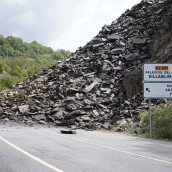 Desprendimiento de rocas y tierra en la carretera CL 631 en la localidad de Páramo del Sil 