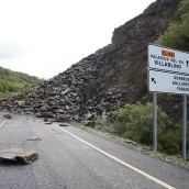 Desprendimiento de rocas y tierra en la carretera CL 631 en la localidad de Páramo del Sil 