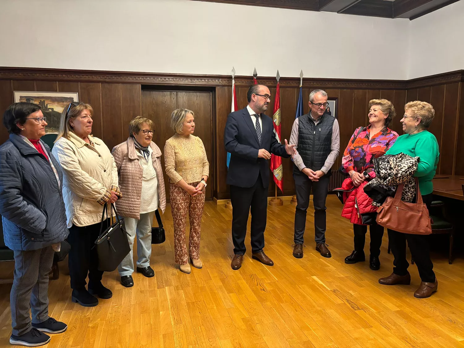 Imagen de la reunión de este miércoles de la nueva asociación de vecinos de Fuentesnuevas con el alcalde de Ponferrada, Marco Morala