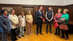 Imagen de la reunión de este miércoles de la nueva asociación de vecinos de Fuentesnuevas con el alcalde de Ponferrada, Marco Morala Imagen de la reunión de este miércoles de la nueva asociación de vecinos de Fuentesnuevas con el alcalde de Ponferrada, Marco Morala