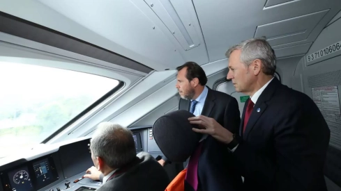 Óscar Puente ha viajado este jueves entre Madrid y A Coruña en uno de los nuevos trenes de alta velocidad S106 de Renfe