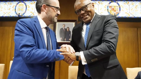 César Sánchez  ICAL. El ministro de Comunidades de Cabo Verde, Jorge Santos, durante su visita institucional al Ayuntamiento de Ponferrada