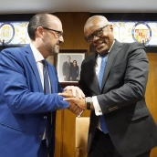 César Sánchez  ICAL. El ministro de Comunidades de Cabo Verde, Jorge Santos, durante su visita institucional al Ayuntamiento de Ponferrada
