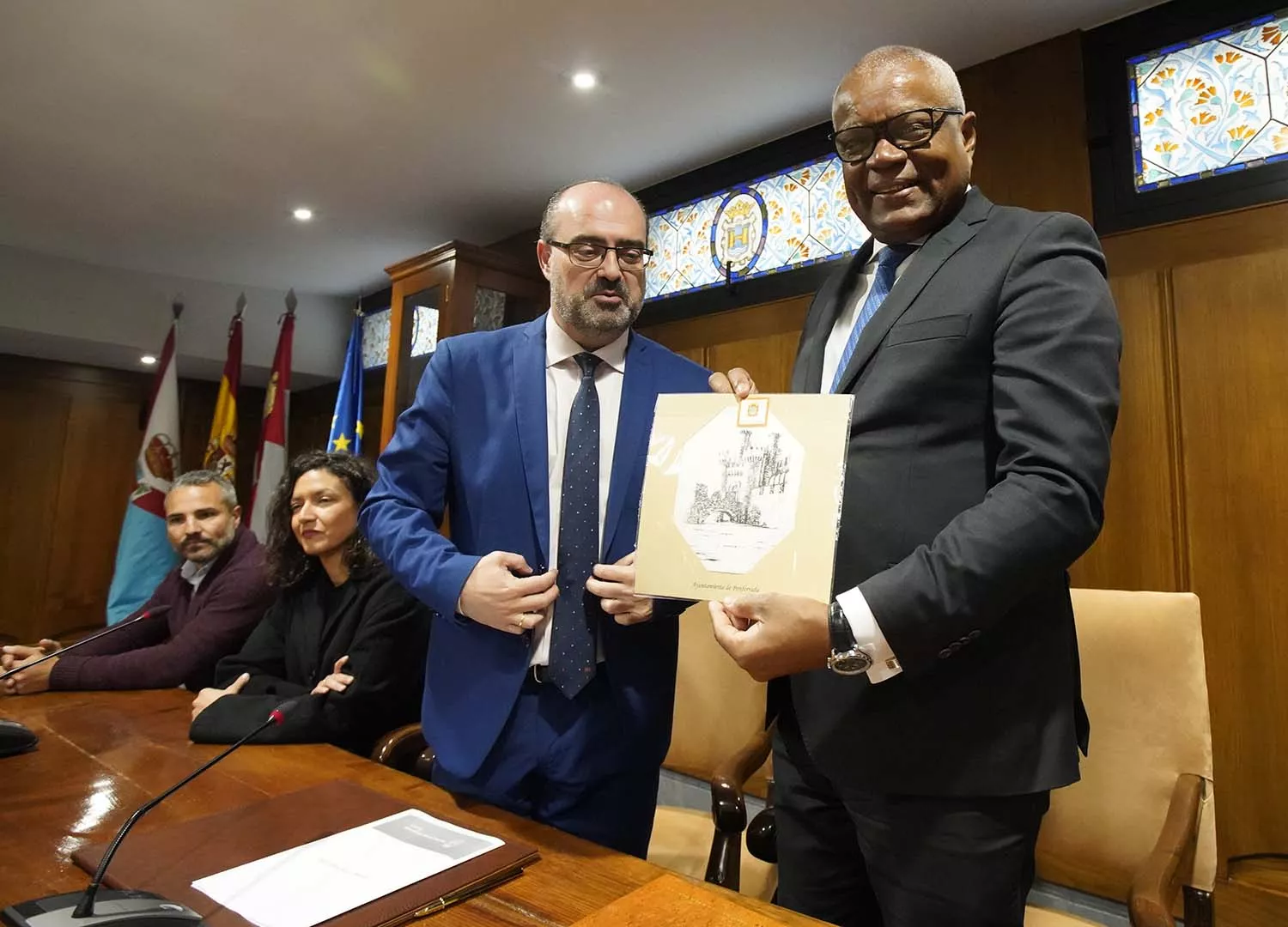 César SánchezICAL. El ministro de Comunidades de Cabo Verde, Jorge Santos, durante su visita institucional al Ayuntamiento de Ponferrada . César SánchezICAL. El ministro de Comunidades de Cabo Verde, Jorge Santos, durante su visita institucional al Ayuntamiento de Ponferrada .