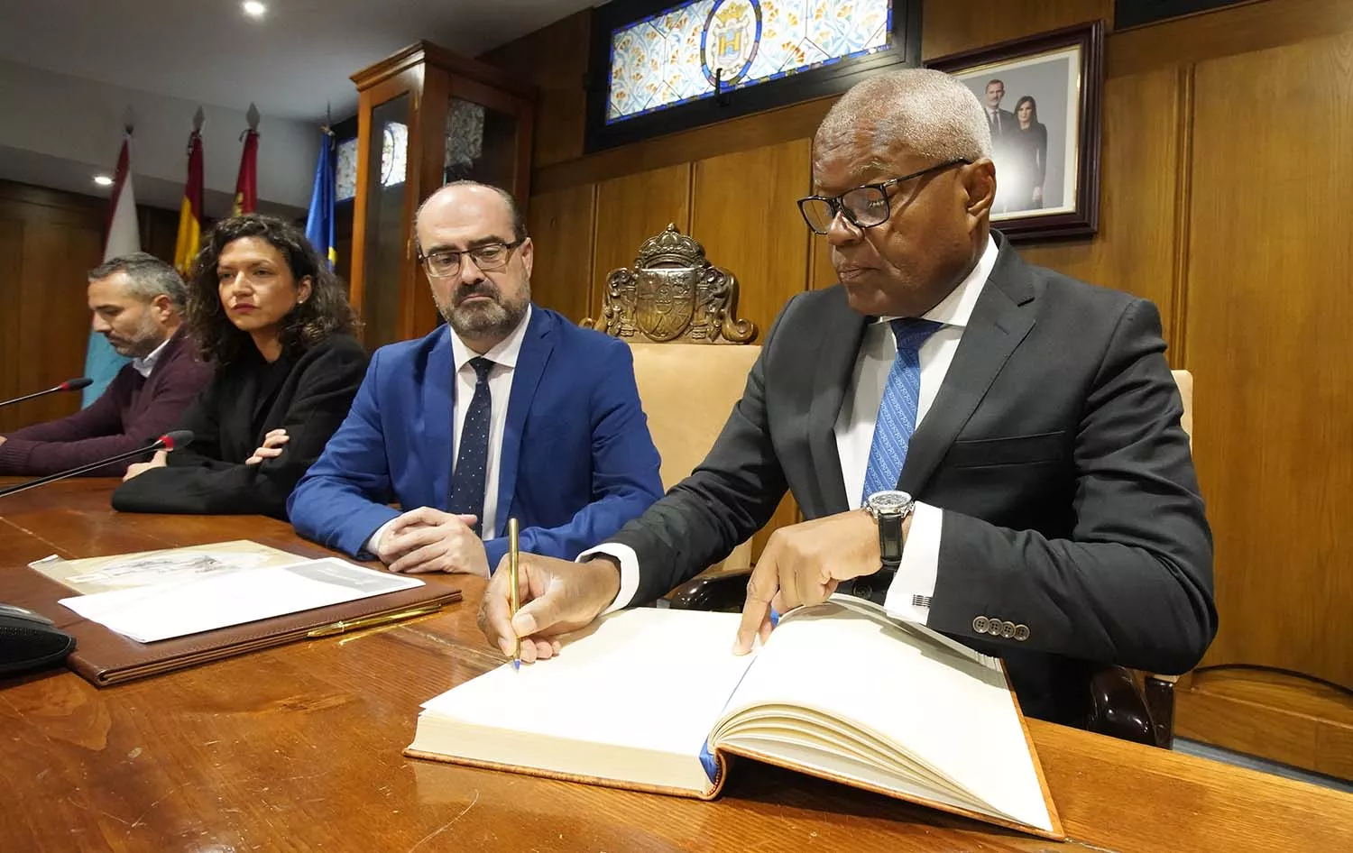 César SánchezICAL. El ministro de Comunidades de Cabo Verde, Jorge Santos, durante su visita institucional al Ayuntamiento de Ponferrada. César SánchezICAL. El ministro de Comunidades de Cabo Verde, Jorge Santos, durante su visita institucional al Ayuntamiento de Ponferrada.