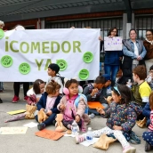 Sentada en el colegio La Placa para reclamar comedor
