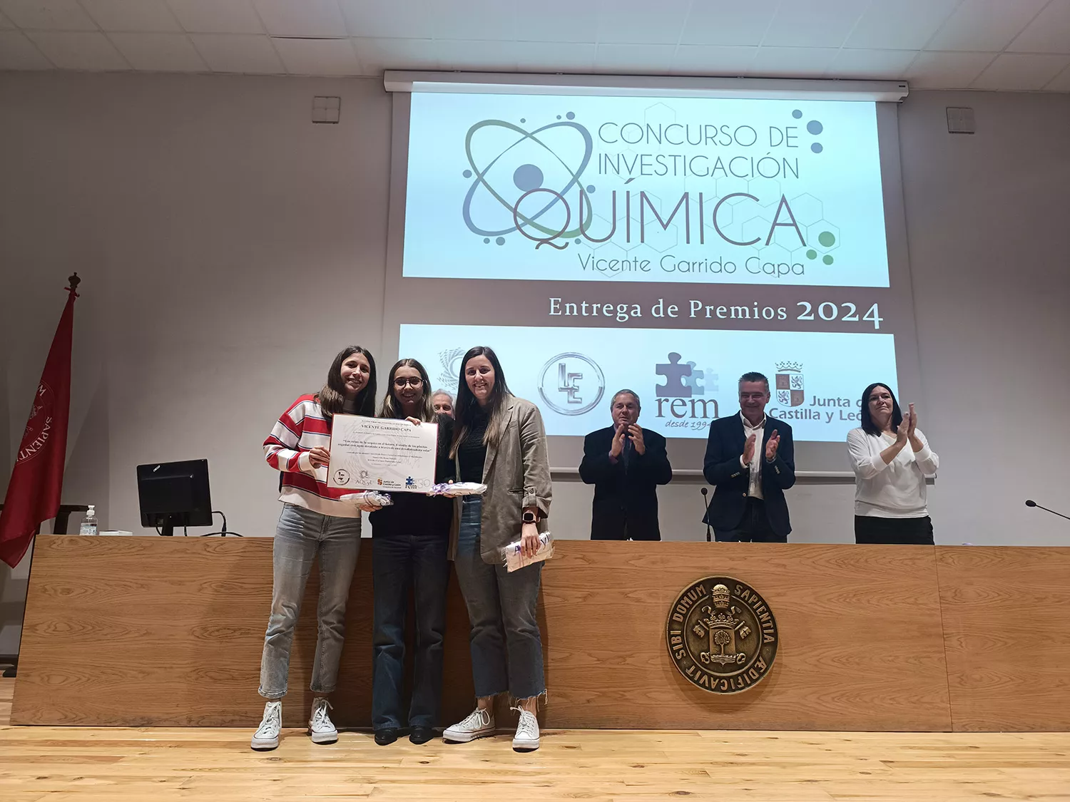 Un trabajo de dos alumnas del IES Gil y Carrasco de Ponferrada gana el premio Vicente Garrido de química