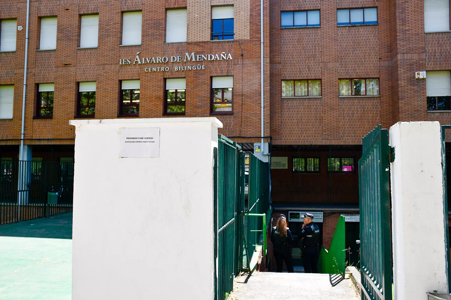 Una escalera cede en el IES Álvaro de Mendaña y deja varios alumnos heridos.