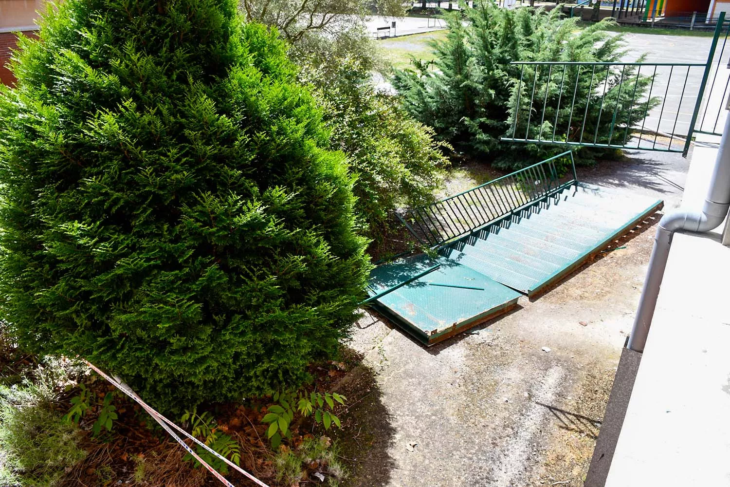 Escalera rota del IES Álvaro de Mendaña 1