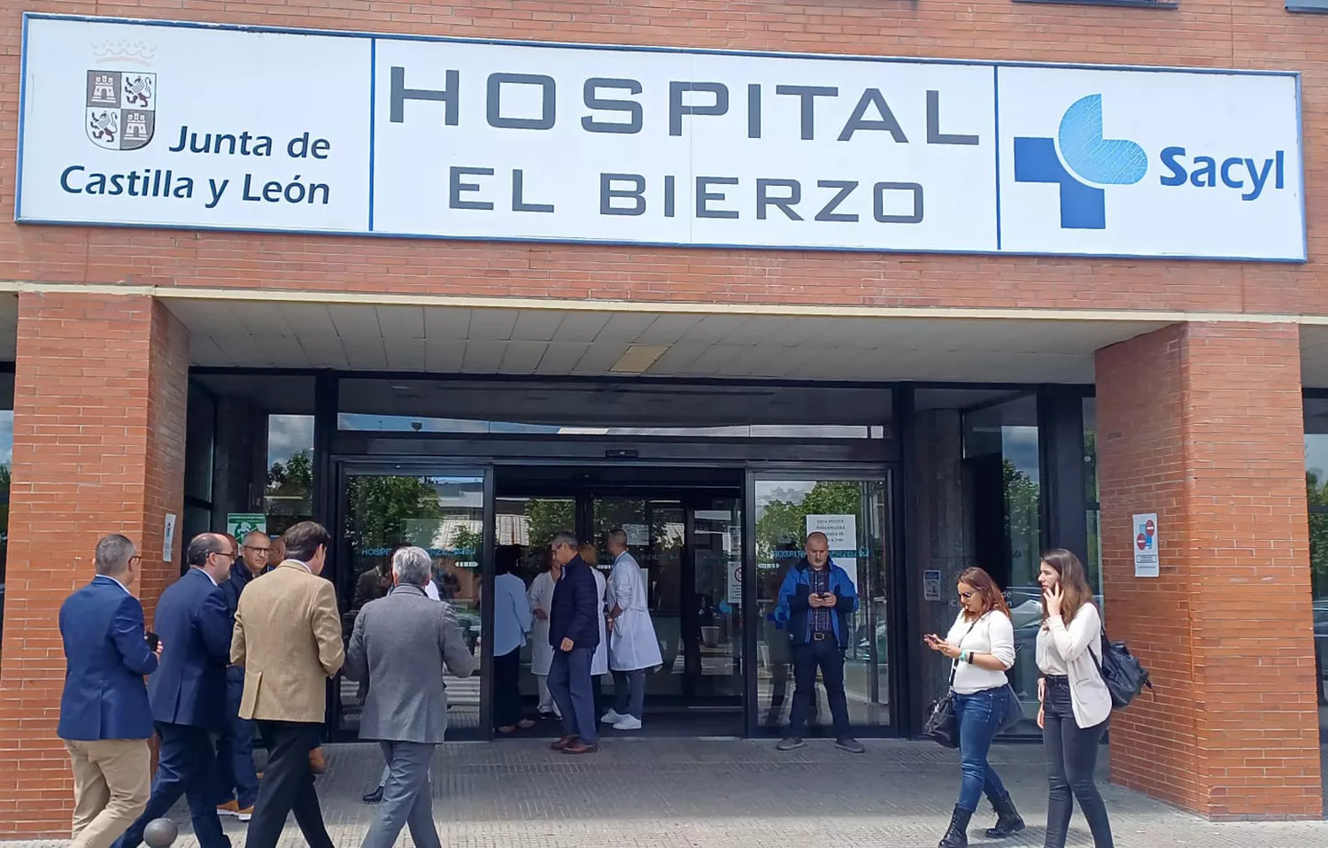 Suárez Quiñones se desplaza al IES Álvaro de Mendaña mientras que Mañueco envía su "cariño" y "deseos de pronta recuperación" a los alumnos heridos 