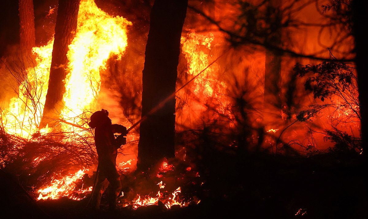 Incendio forestal en el Parque Natural de la Sierra de Francia (Salamanca). Durante toda la noche cuadrillas de bomberos están luchando contra el fuego