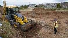 El alcalde de Ponferrada, Marco Morala, y el teniente de alcalde, Iván Alonso, hablan sobre los avances de las excavaciones que se están llevando a cabo en el antiguo Cementerio del Carmen 