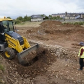 El alcalde de Ponferrada, Marco Morala, y el teniente de alcalde, Iván Alonso, hablan sobre los avances de las excavaciones que se están llevando a cabo en el antiguo Cementerio del Carmen 