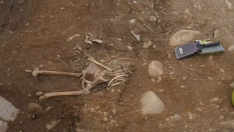 El alcalde de Ponferrada, Marco Morala, y el teniente de alcalde, Iván Alonso, hablan sobre los avances de las excavaciones que se están llevando a cabo en el antiguo Cementerio del Carmen (5)