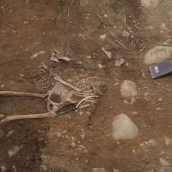 El alcalde de Ponferrada, Marco Morala, y el teniente de alcalde, Iván Alonso, hablan sobre los avances de las excavaciones que se están llevando a cabo en el antiguo Cementerio del Carmen (5)