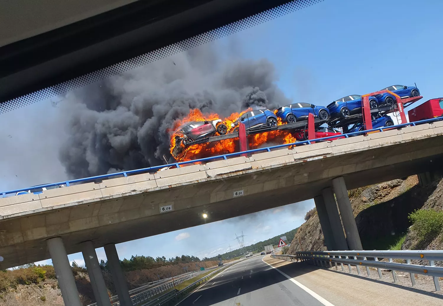 Arde un camión y varios coches que transportaba en plena A6 en el Manzanal Arde un camión y varios coches que transportaba en plena A6 en el Manzanal