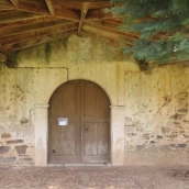Imagen de la puerta forzada de la iglesia de Genestacio de la Vega