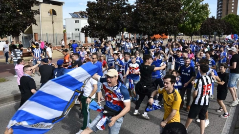 Los aficionados de la Ponferradina llegando al Toralín (1)