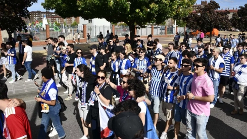 Los aficionados de la Ponferradina llegando al Toralín (6)