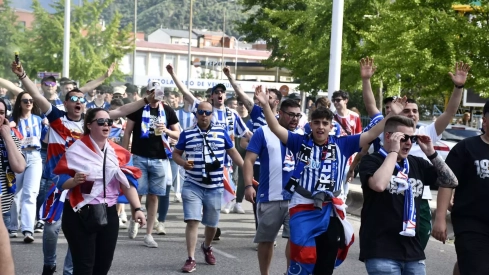 Los aficionados de la Ponferradina llegando al Toralín (7)