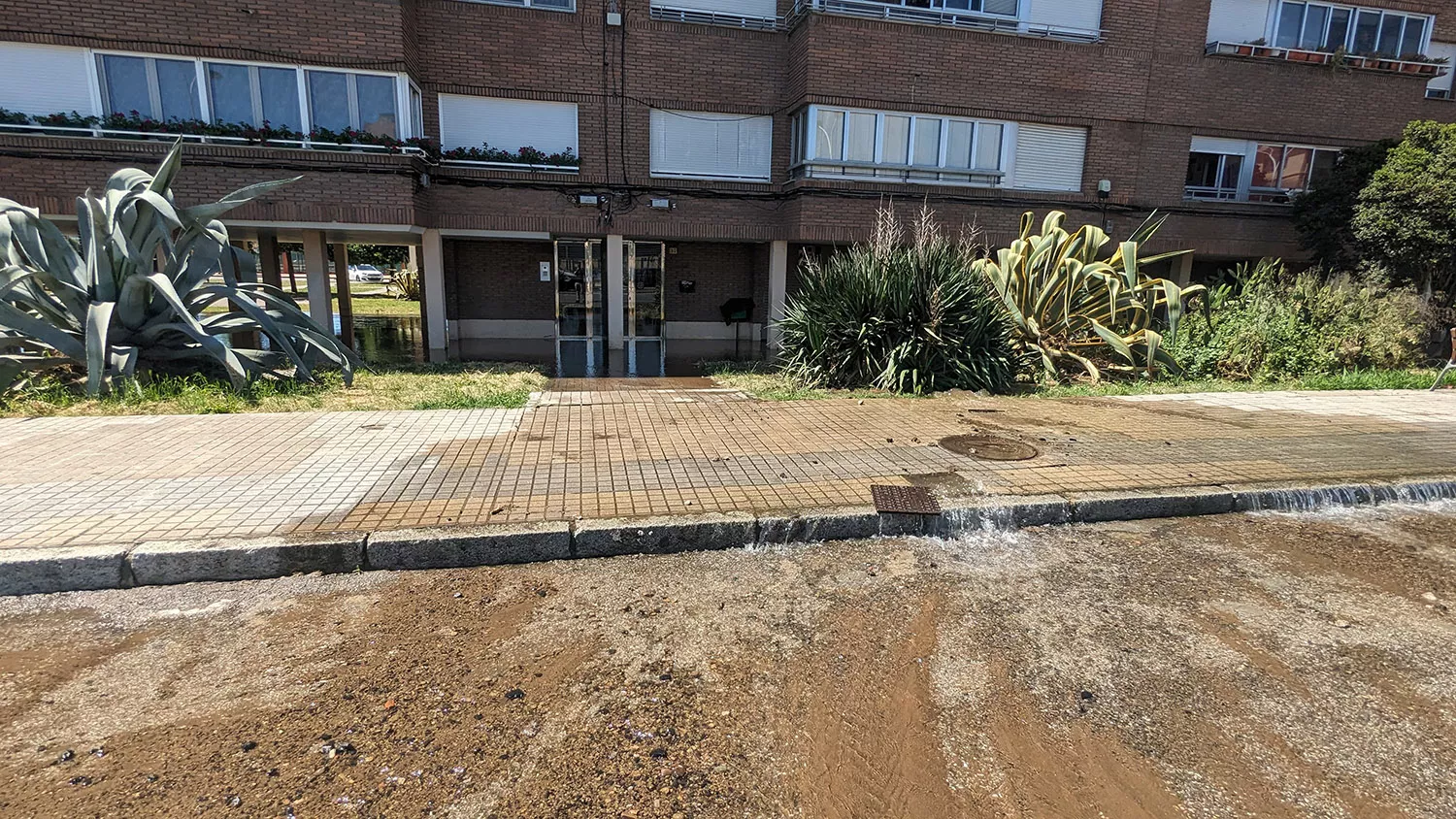 Un reventón provoca la inundación de varios acccesos a bloques de pisos en la Avenida de la Libertad de Ponferrada 3 Un reventón provoca la inundación de varios acccesos a bloques de pisos en la Avenida de la Libertad de Ponferrada 3
