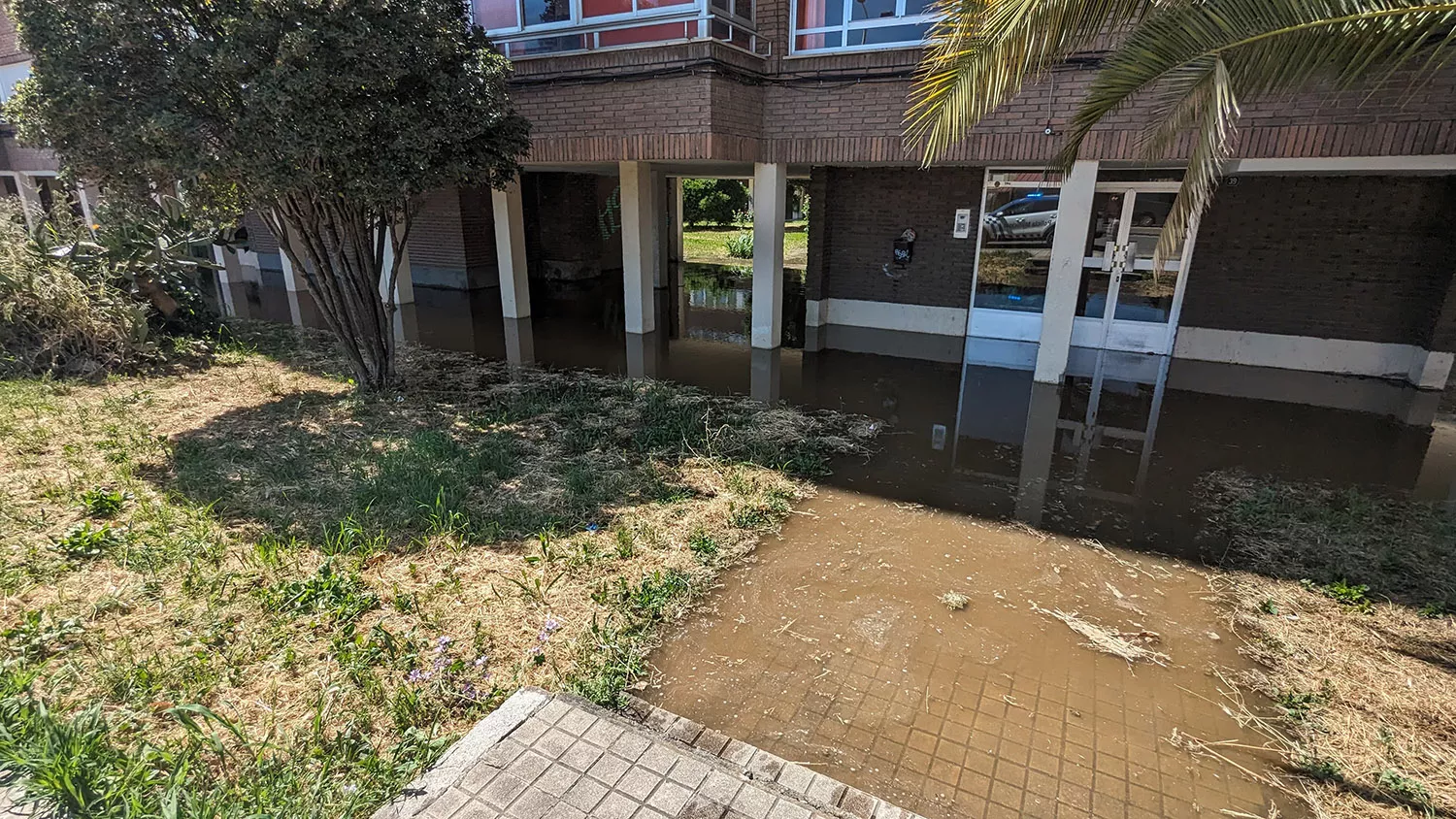 Un reventón provoca la inundación de varios accesos a bloques de pisos en la Avenida de la Libertad de Ponferrada 5 Un reventón provoca la inundación de varios accesos a bloques de pisos en la Avenida de la Libertad de Ponferrada 5