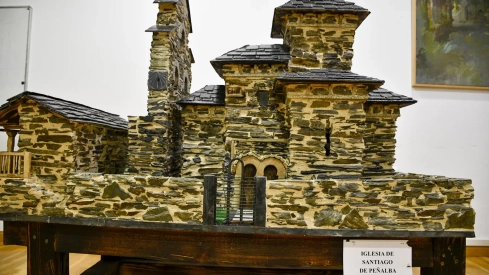 El Bierzo 'se convierte' en piedra con la exposición de maquetas de Carracedelo El Bierzo 'se convierte' en piedra con la exposición de maquetas de Carracedelo