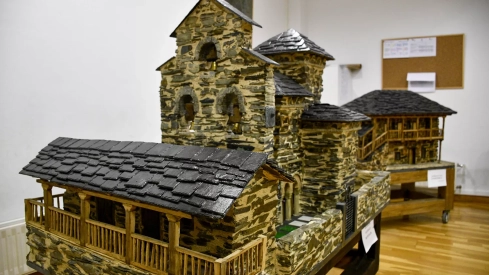 El Bierzo 'se convierte' en piedra con la exposición de maquetas de Carracedelo El Bierzo 'se convierte' en piedra con la exposición de maquetas de Carracedelo