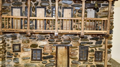 El Bierzo 'se convierte' en piedra con la exposición de maquetas de Carracedelo El Bierzo 'se convierte' en piedra con la exposición de maquetas de Carracedelo