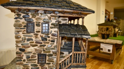 El Bierzo 'se convierte' en piedra con la exposición de maquetas de Carracedelo El Bierzo 'se convierte' en piedra con la exposición de maquetas de Carracedelo