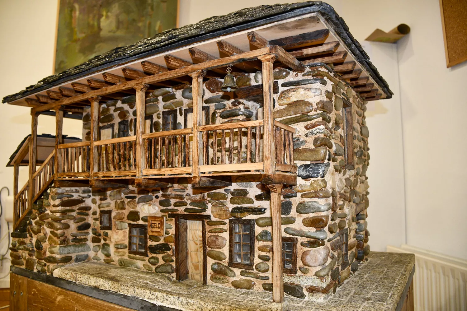 El Bierzo 'se convierte' en piedra con la exposición de maquetas de Carracedelo El Bierzo 'se convierte' en piedra con la exposición de maquetas de Carracedelo