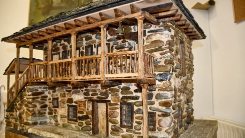 El Bierzo 'se convierte' en piedra con la exposición de maquetas de Carracedelo El Bierzo 'se convierte' en piedra con la exposición de maquetas de Carracedelo