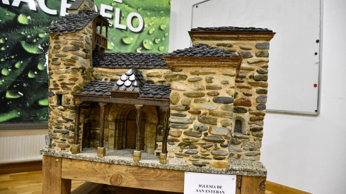 El Bierzo 'se convierte' en piedra con la exposición de maquetas de Carracedelo El Bierzo 'se convierte' en piedra con la exposición de maquetas de Carracedelo