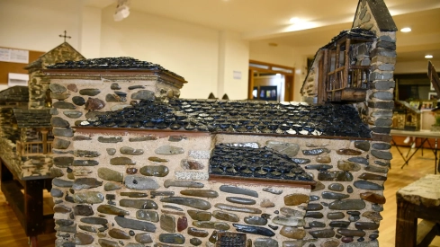 El Bierzo 'se convierte' en piedra con la exposición de maquetas de Carracedelo El Bierzo 'se convierte' en piedra con la exposición de maquetas de Carracedelo