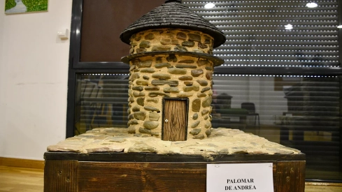 El Bierzo 'se convierte' en piedra con la exposición de maquetas de Carracedelo El Bierzo 'se convierte' en piedra con la exposición de maquetas de Carracedelo